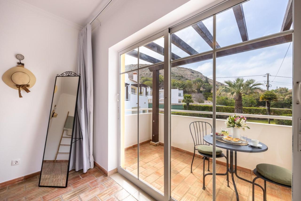 Casa de Férias Coolhouses Luz, 3 Bed Linked House, Shared Pool, A Stone's Throw Of The Sea, Casa Sirrah
